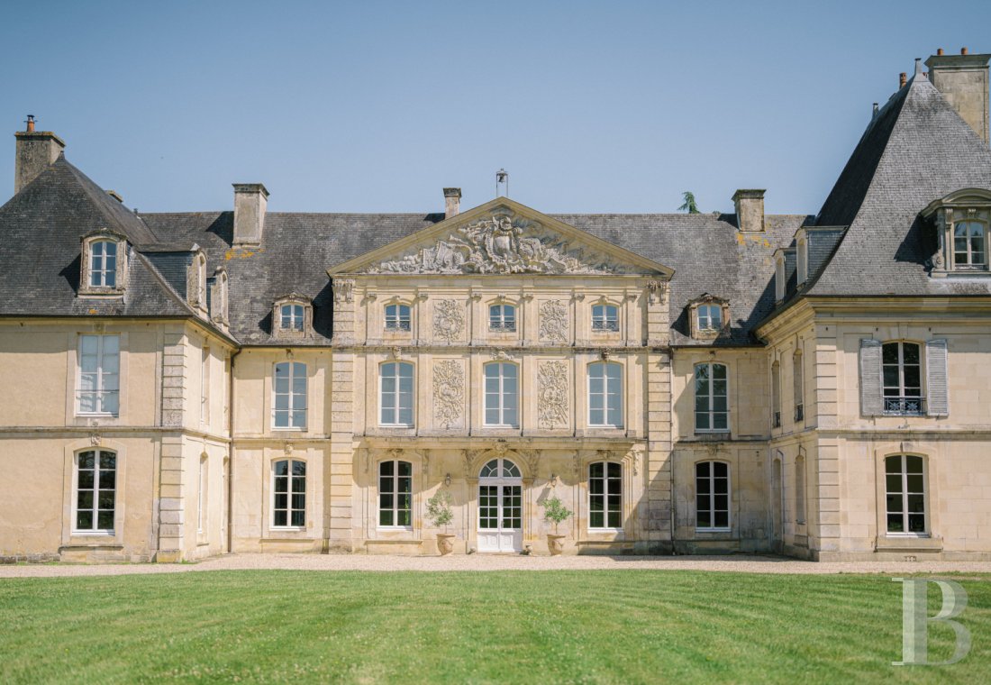 Dans le Calvados, au sud-est de Caen,  un château classique du 18e siècle tout en couleurs - photo  n°1
